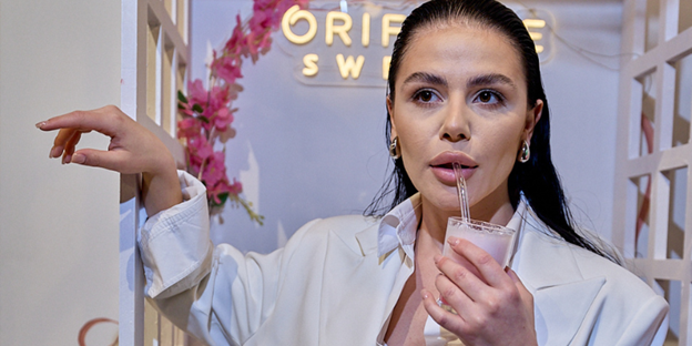 Oriflame Romania, Face of Oriflame, piata influencerilor, creator economy, venituri online Romania, marketing digital beauty, afiliere Oriflame, creatori romani